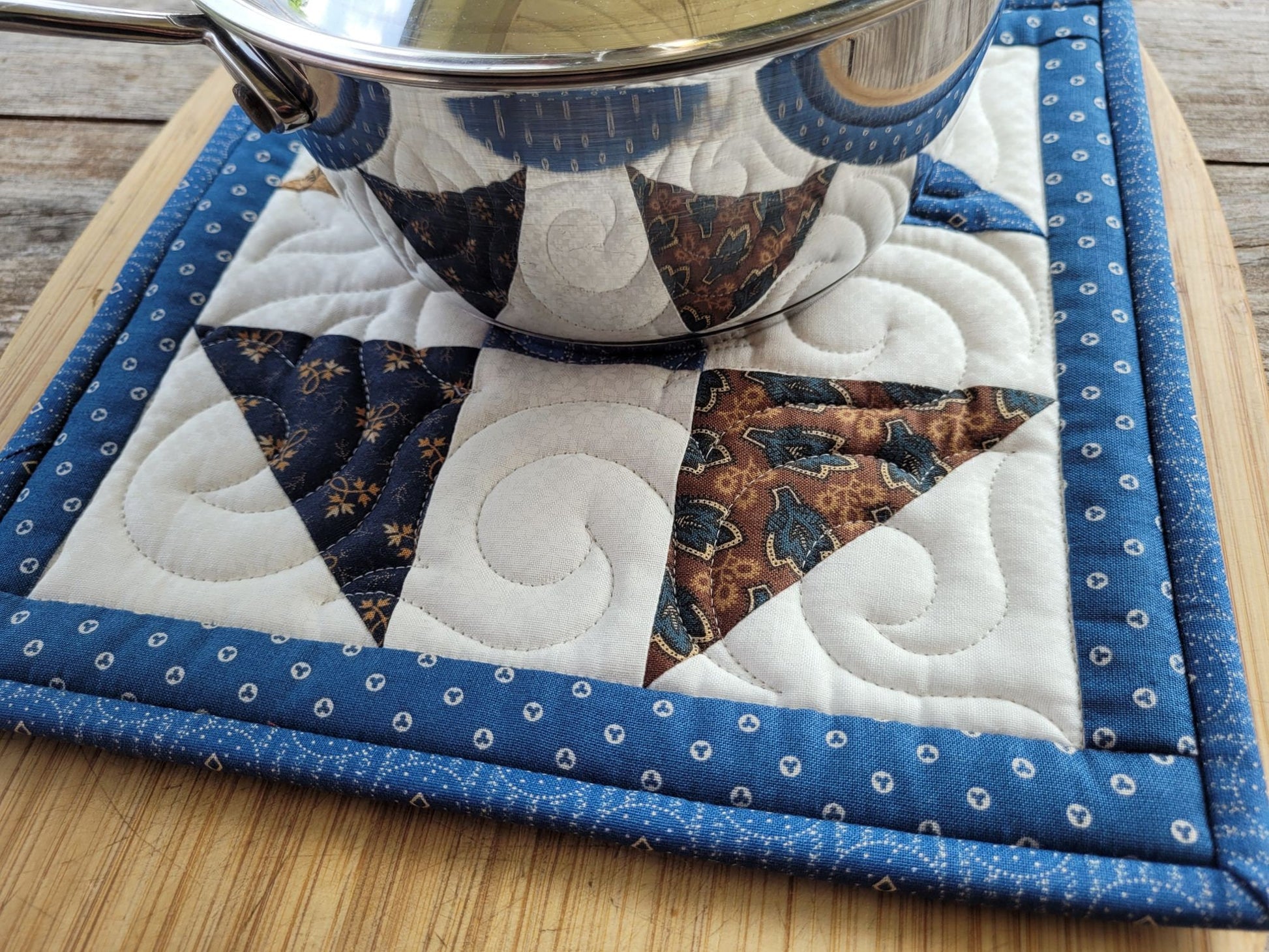 large quilted pot holder under small size saucepan