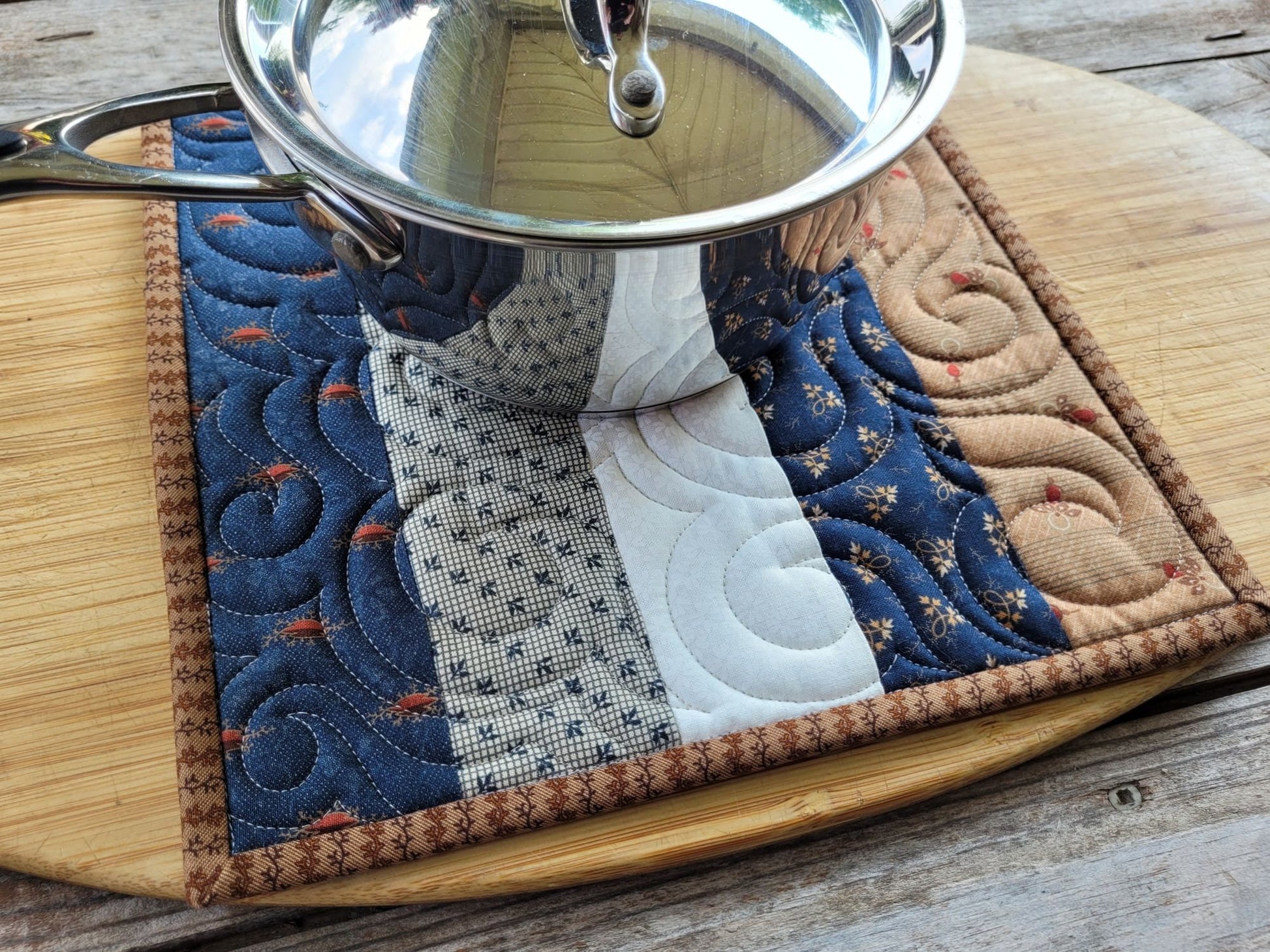 quilted hot mat under a small size saucepan