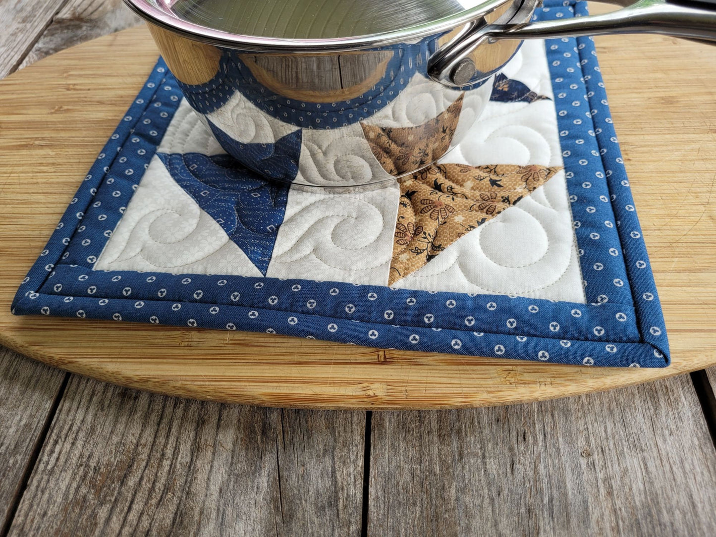 large quilted pot holder under small size saucepan