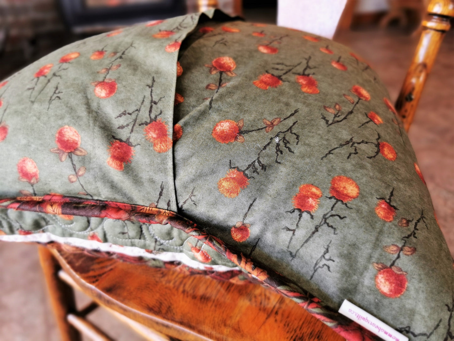 showing the overlapping back of the pillow