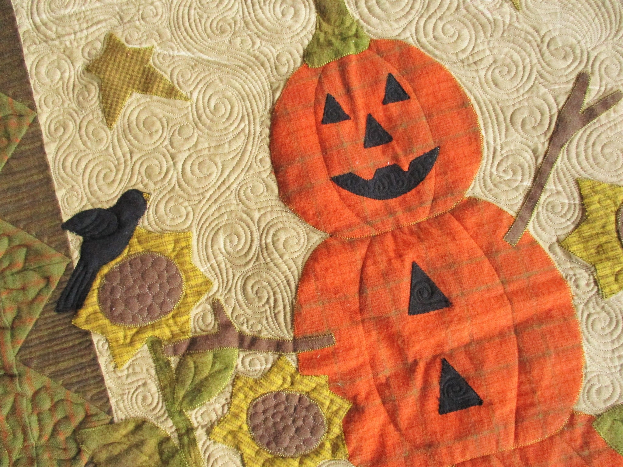 freemotion quilting on pumpkin wall quilt