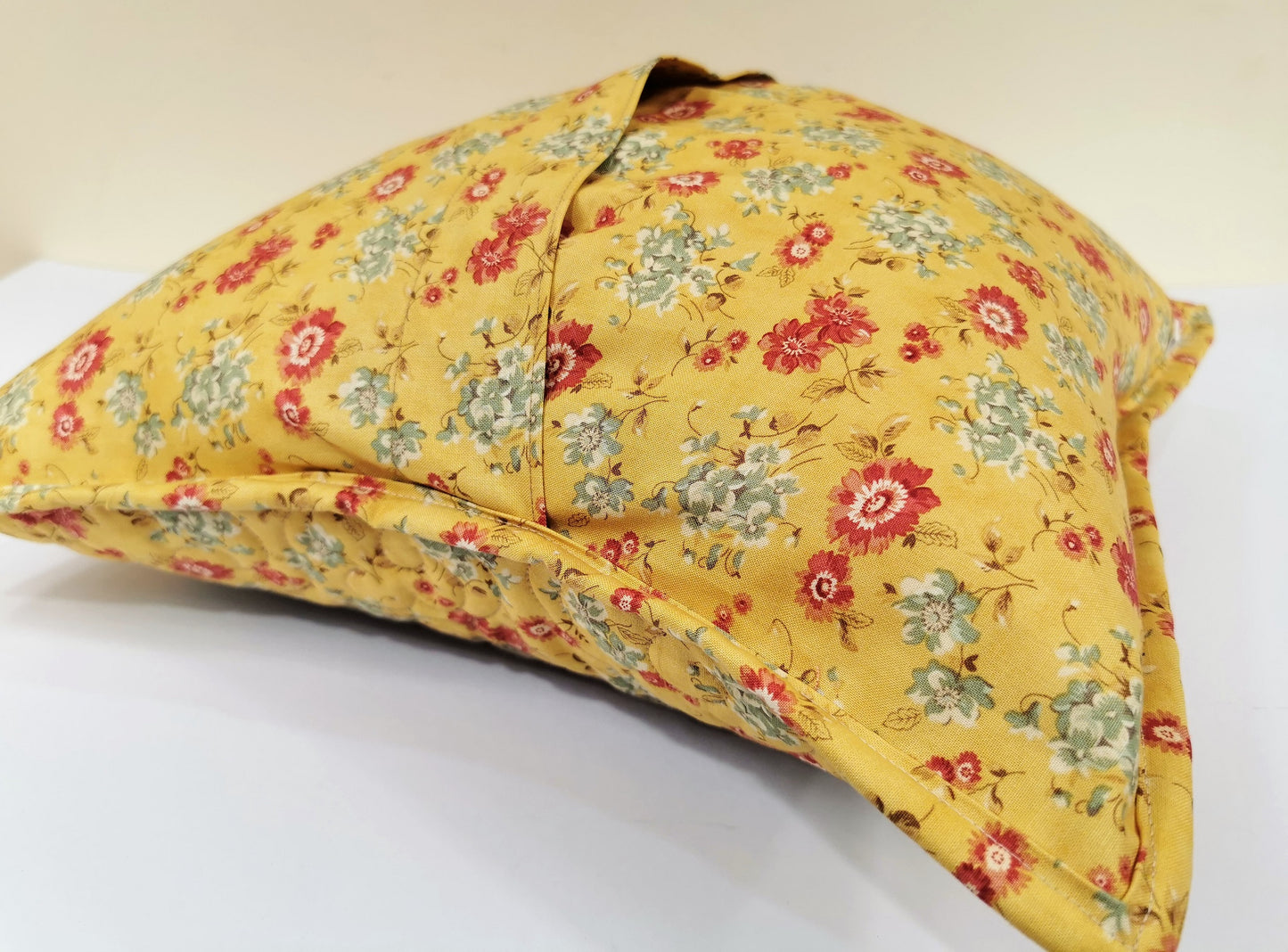 showing overlapping back of the pillow
