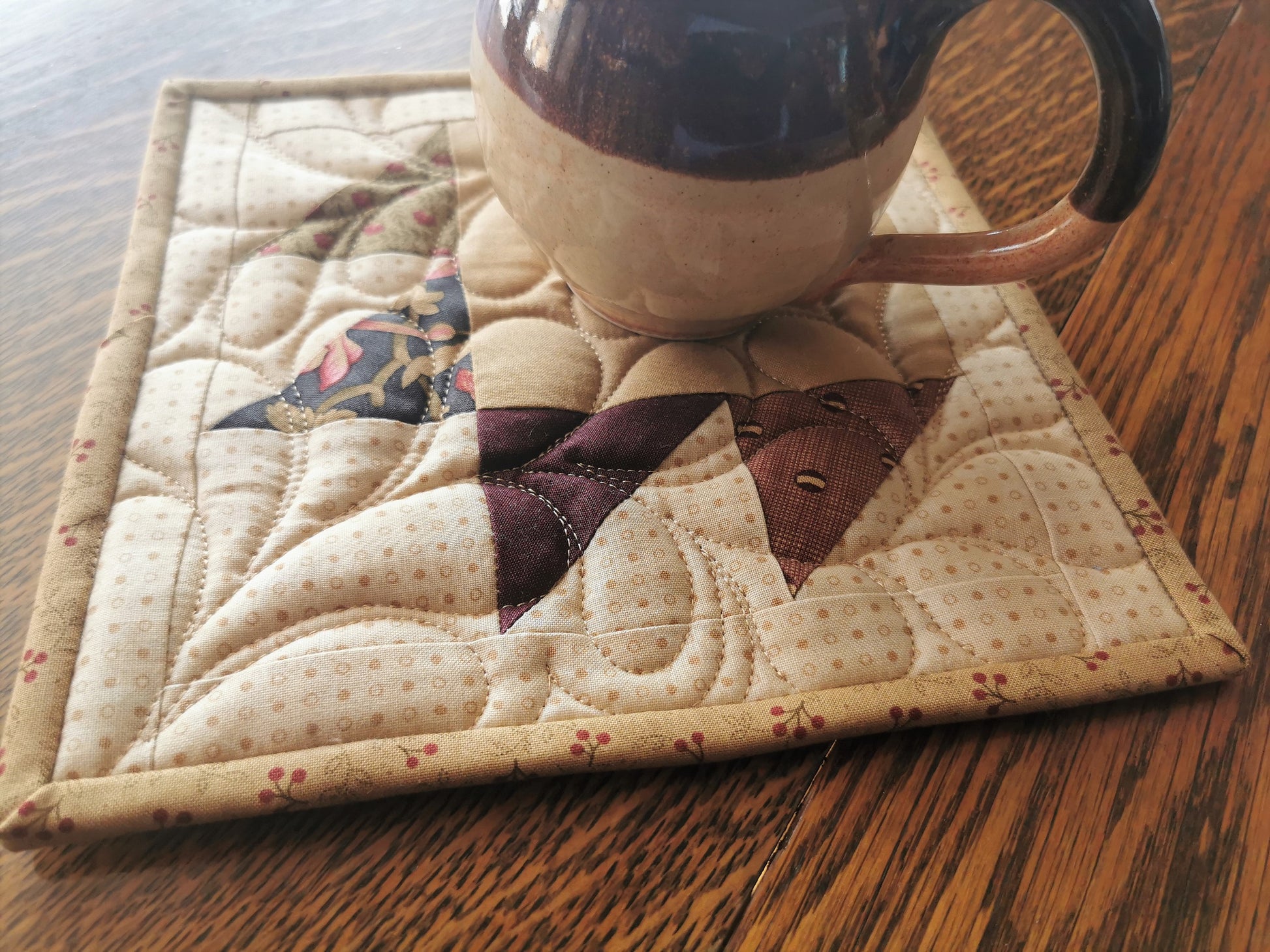 bear paw potholder with coffee mug showing scale