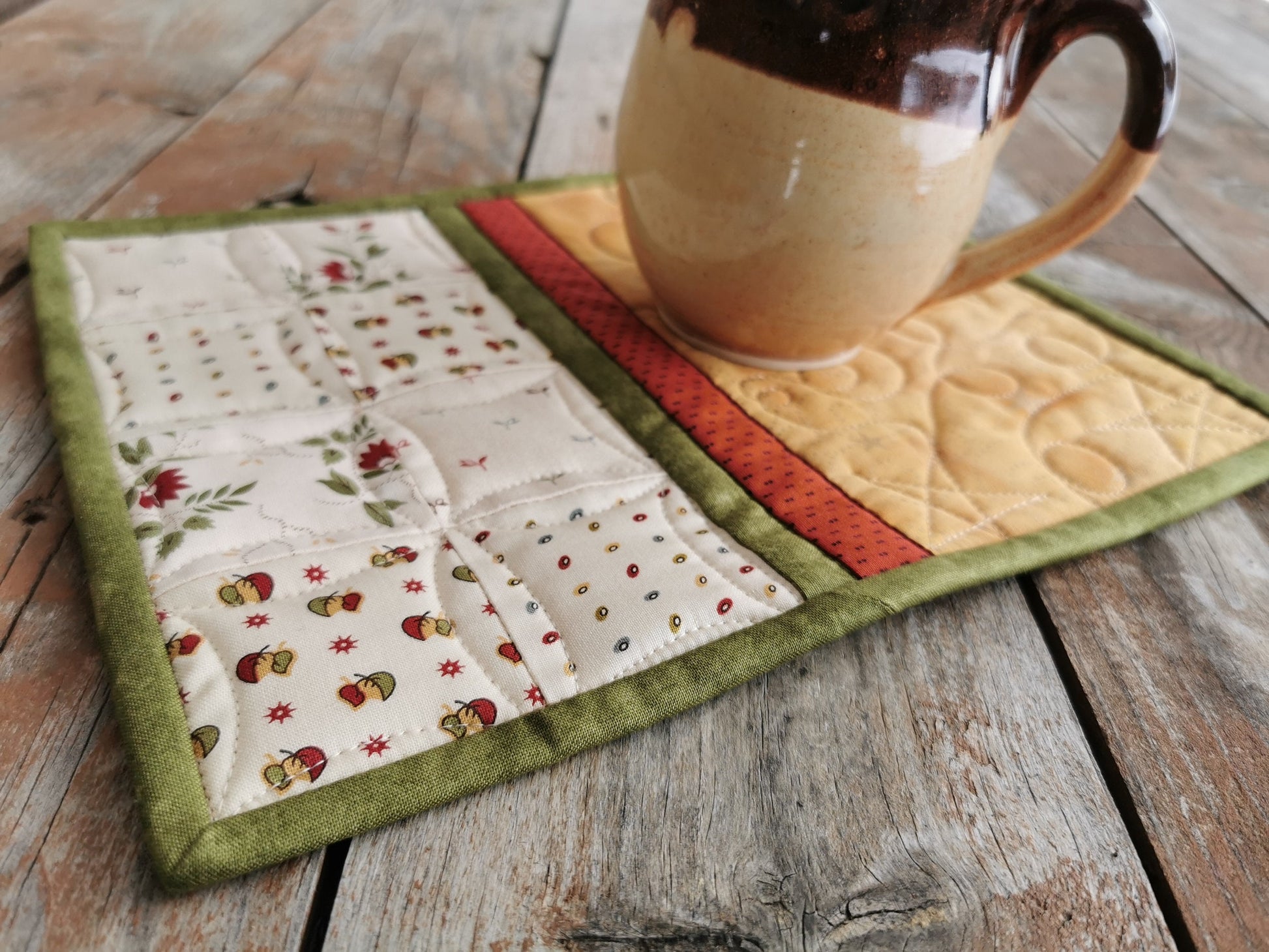 Quilted Christmas Mug Rug | Candle Mat | Mini Quilt | Small Gift